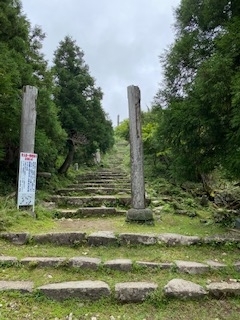 実は、頂上の英彦山神宮は、修復工事のため２０２５まで立ち入り規制中！
