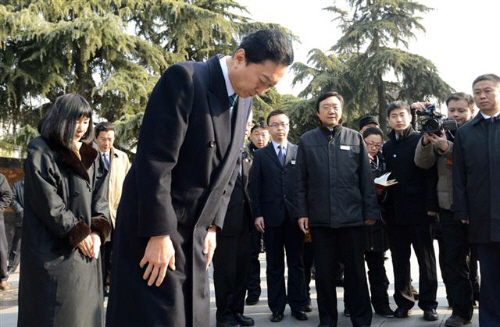 鳩山由紀夫は、2013年1月17日、南京市の「南京大虐殺記念館」を訪れ、頭を下げるなどの醜態を晒したアホ丸出しの売国奴だ！
