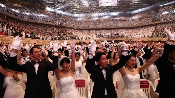 現代も行われる世界平和統一家庭連合による合同結婚式（写真は2018年8月の韓国でのもの）　