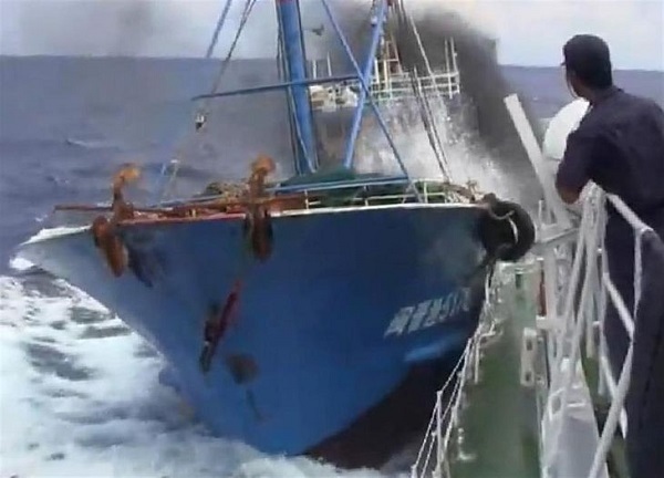 尖閣諸島　支那の漁船が海上保安庁の巡視船に体当たり