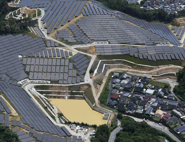 福岡県飯塚市では、住宅地の近辺の森林に敷き詰められた5万枚の太陽光パネル（メガソーラー）に囲まれ「命の危険感じた」と一家5人で引っ越した！