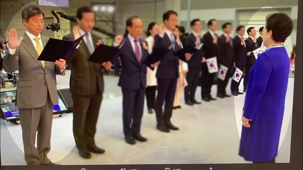 参政党所属の元国会議員が統一協会のトップ【韓鶴子】さんに手をあげて宣誓している写真の紹介！