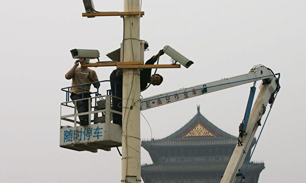 写真は、ある一人の労働者が北京市で監視カメラを設置している様子