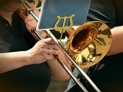 woman-practice-trumpet-score.png