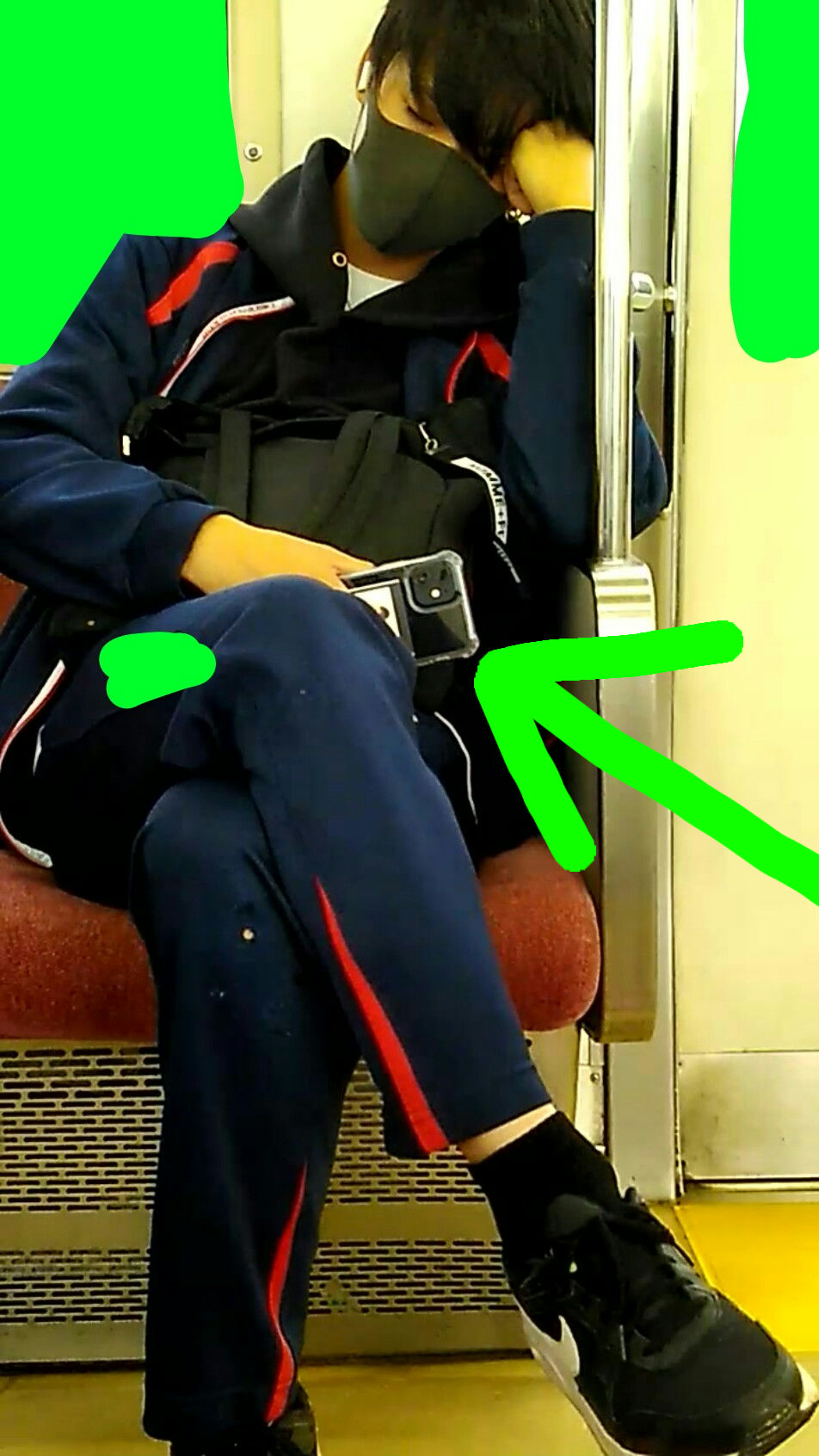 電車内で寝たふりしながら盗撮