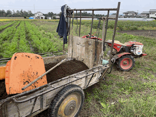肥料を運ぶ耕運機リヤカー