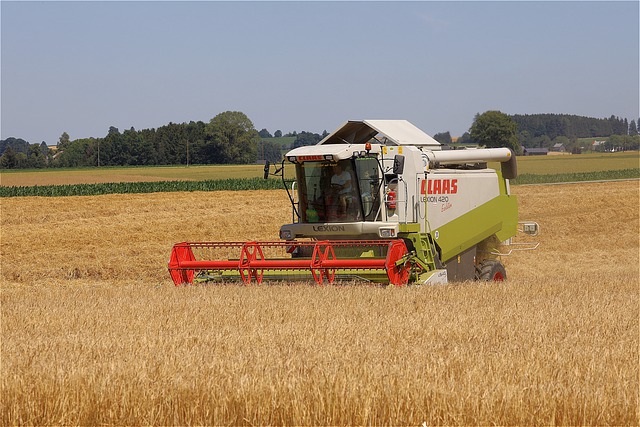 combine-harvester-g40216d829_640.jpg