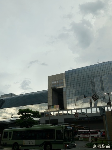 雨雲拡がる京都駅前2208
