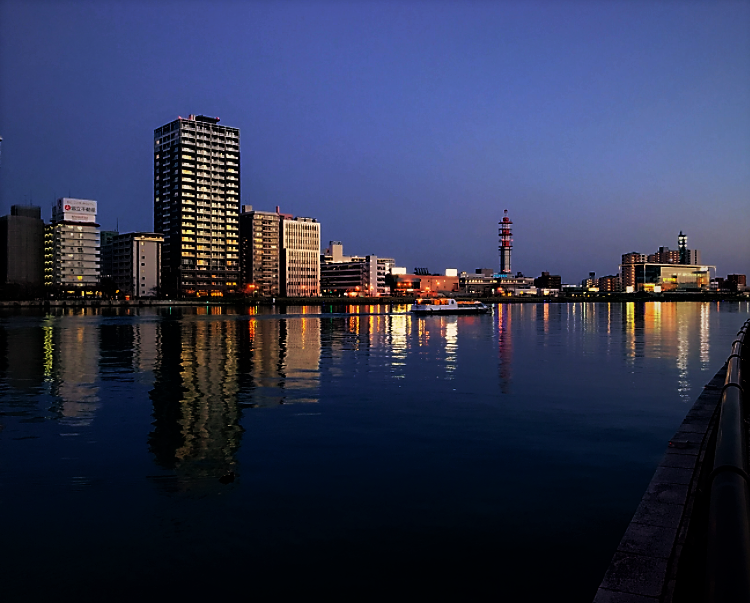 新潟市と信濃川の夜景