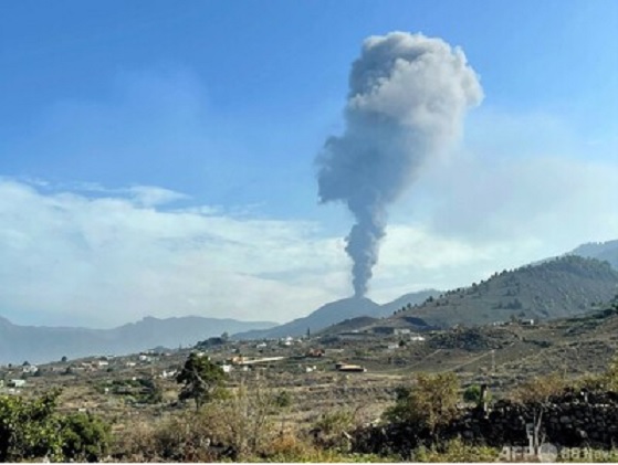 噴煙を上げるスペイン・カナリア諸島のクンブレビエハ火山
