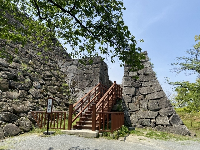 福岡城跡　天守台への階段