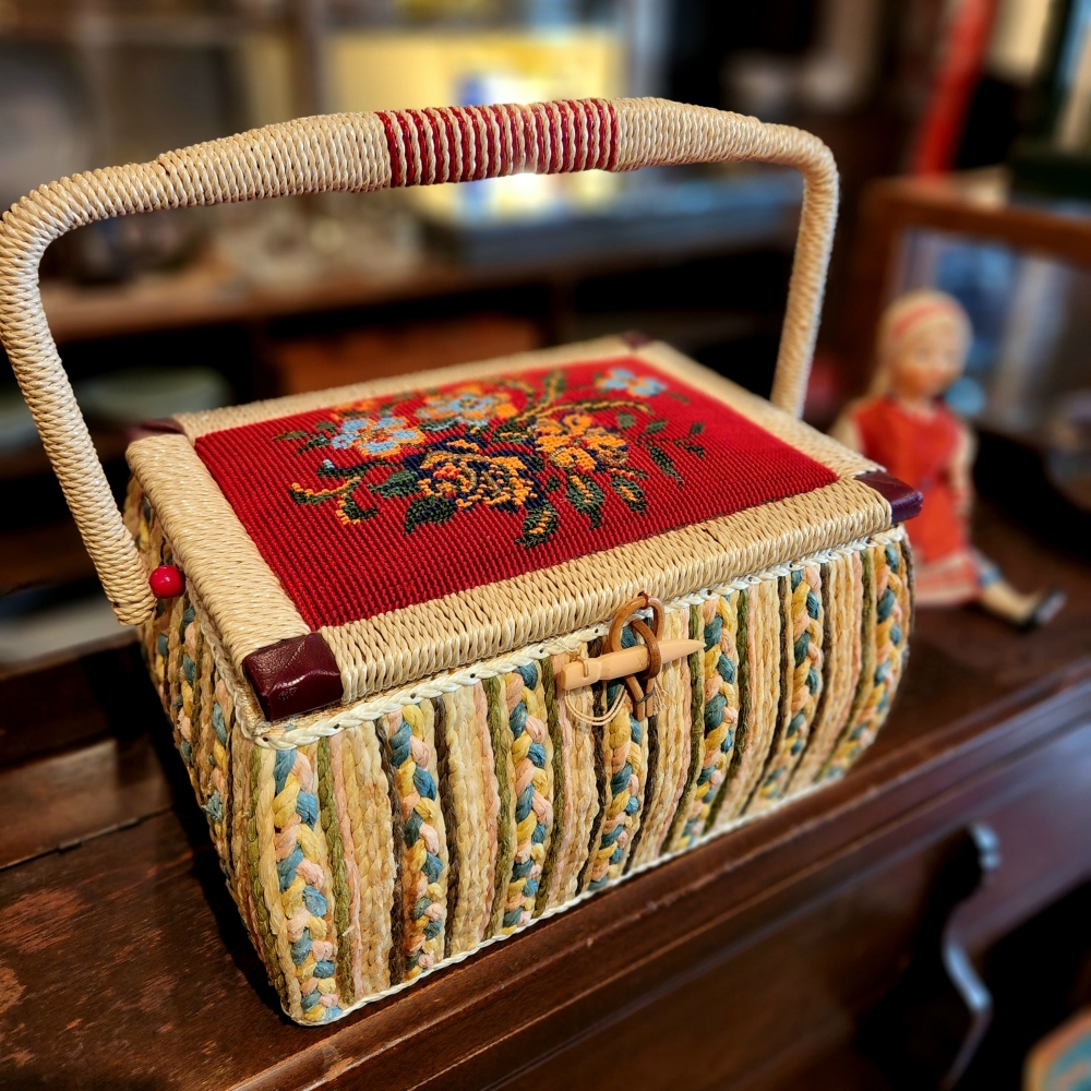 昭和レトロな花柄刺繍の裁縫箱（ソーイングボックス） - [Sold Out