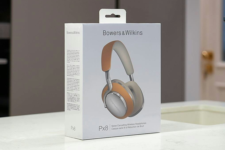Bowers_and_Wilkins_PX8_01.jpg