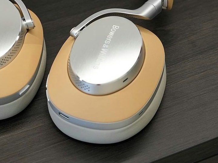 Bowers_and_Wilkins_PX8_04.jpg
