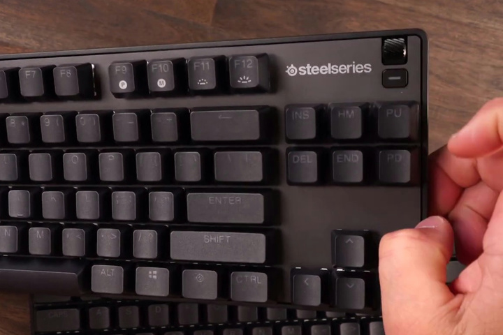 SteelSeries_Apex_9_TKL_03.jpg